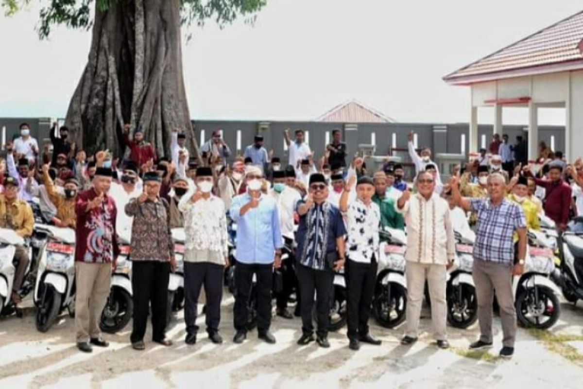Bupati Buton Selatan serahkan 70 motor dinas kepada imam masjid