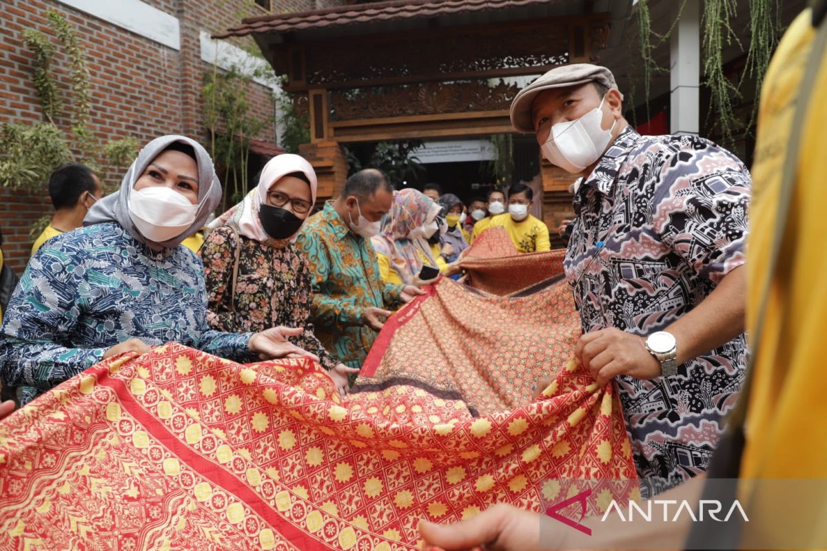 Puluhan Warga Dilatih Ciptakan Batik Khas Kabupaten Serang