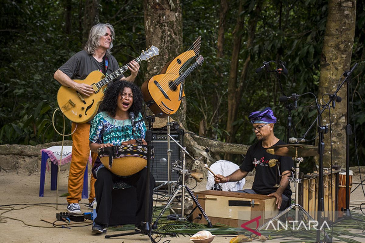 Band jazz Belanda Boi Akih konser di Dusun Tuni Ambon serasa di rumahnya
