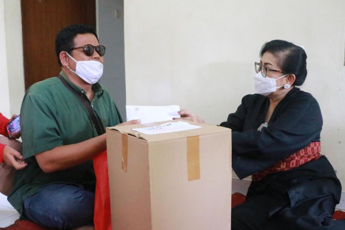 Ketua PKK Bali bantu bahan pokok ke Pertuni Badung