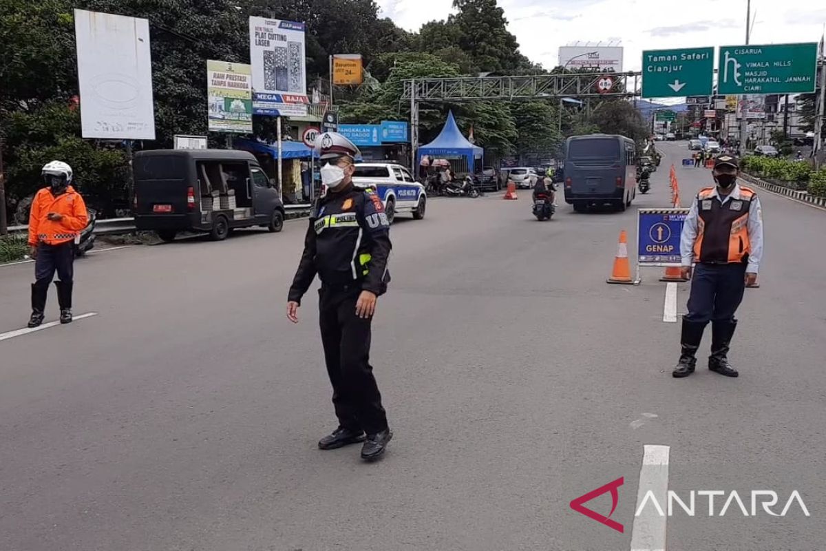 Polisi sebut jumlah kendaraan di Jalur Puncak berkurang 50 persen selama akhir pekan ini