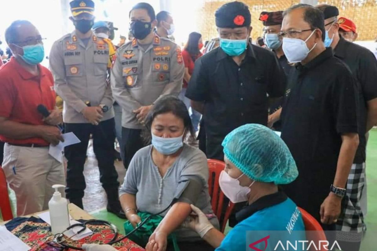 Gubernur Bali pantau upaya percepatan vaksinasi 