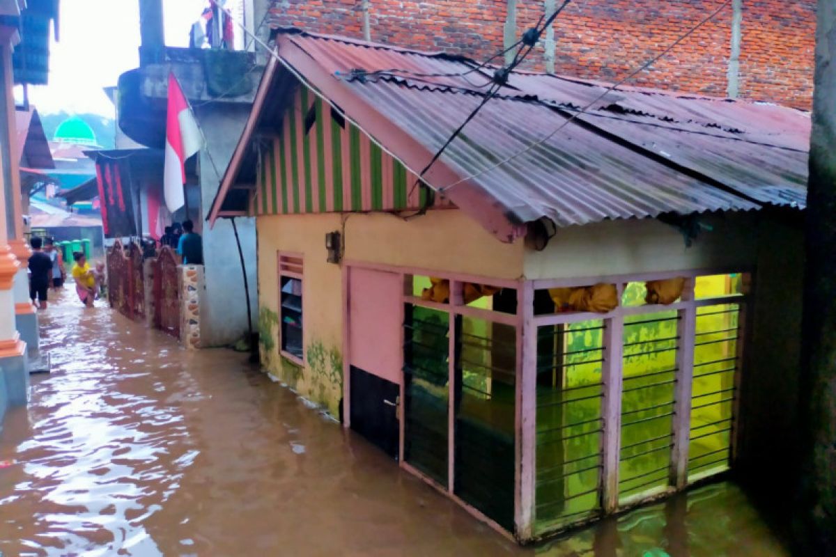 Dua orang tewas akibat banjir dan longsor di Manado