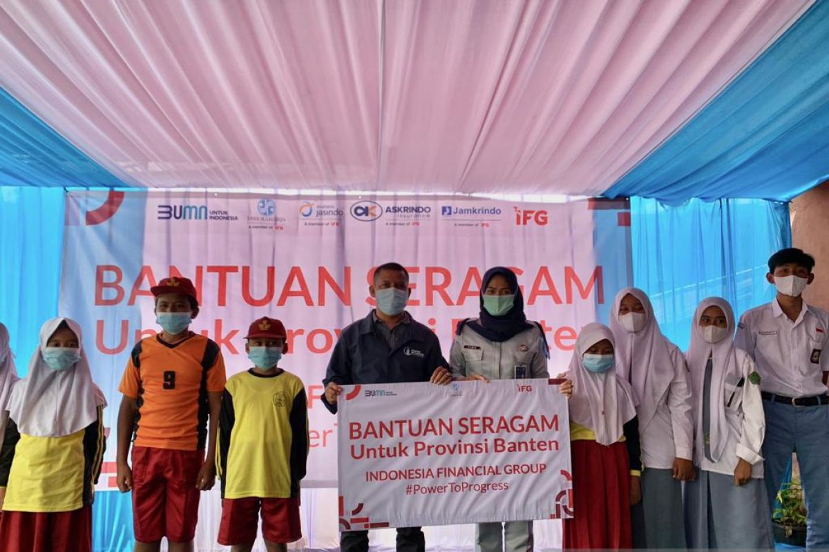 Jasa Raharja ikut serta serahkan bantuan seragam sekolah bersama IFG di Provinsi Banten