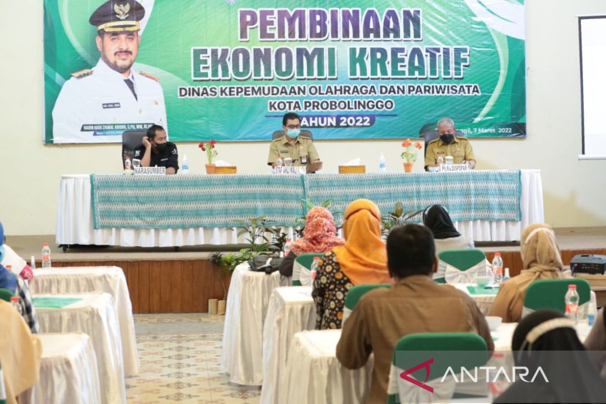 Pengusaha batik Kota Probolinggo ikuti pembinaan ekonomi kreatif