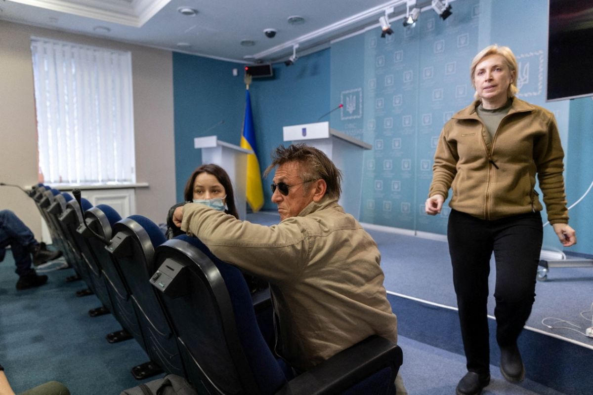 Kisah aktor Sean Penn selama di Ukraina dan lewati perbatasan Polandia