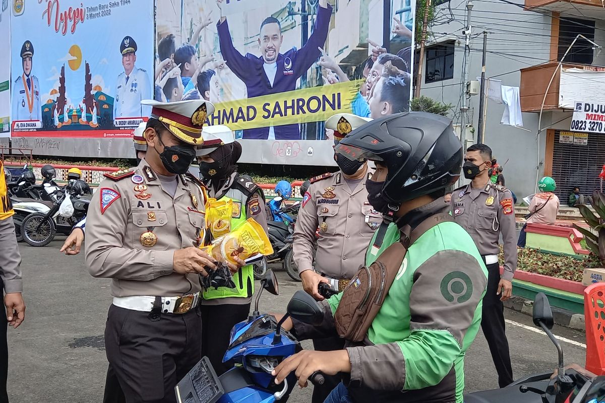 Ditlantas Polda Lampung gelar sayembara berhadiah minyak goreng untuk pengendara motor