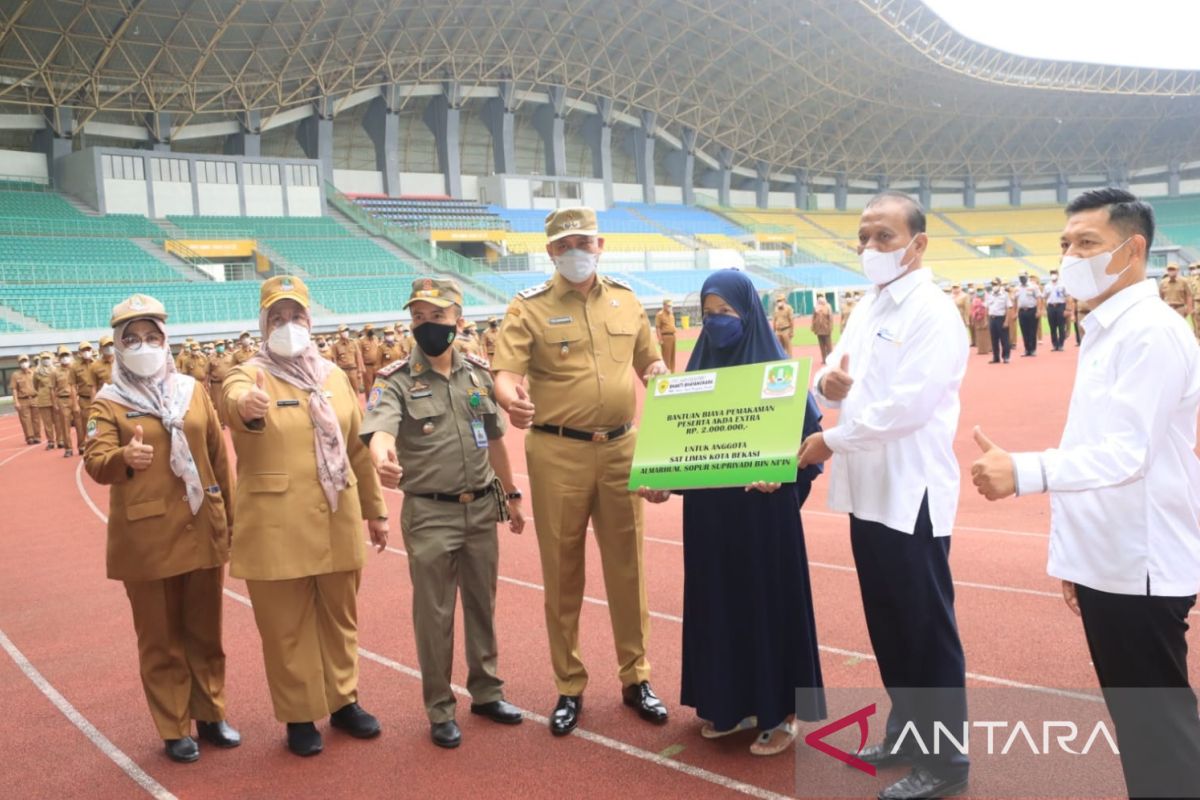 Plt Wali Kota Bekasi serahkan santunan kematian anggota Satlinmas