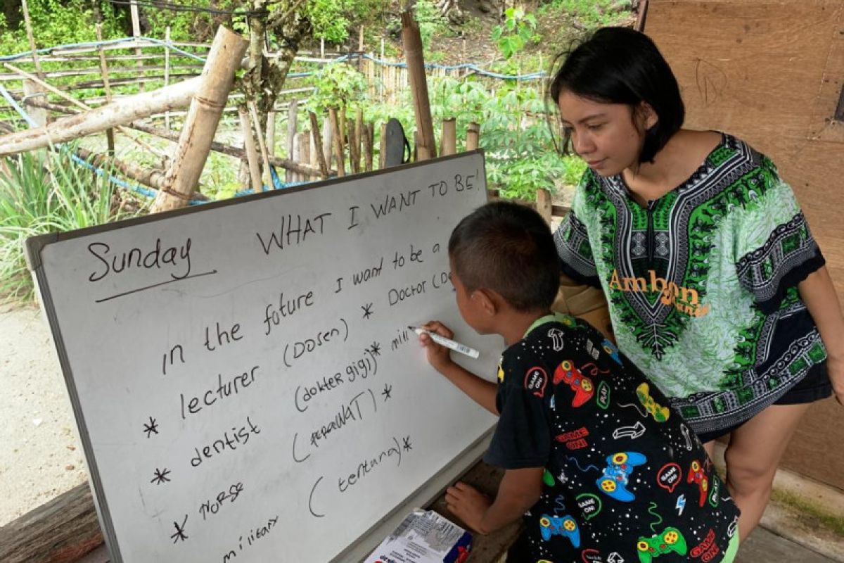 Anggota DPD apresiasi program Bahasa Inggris the Mulung di Maluku