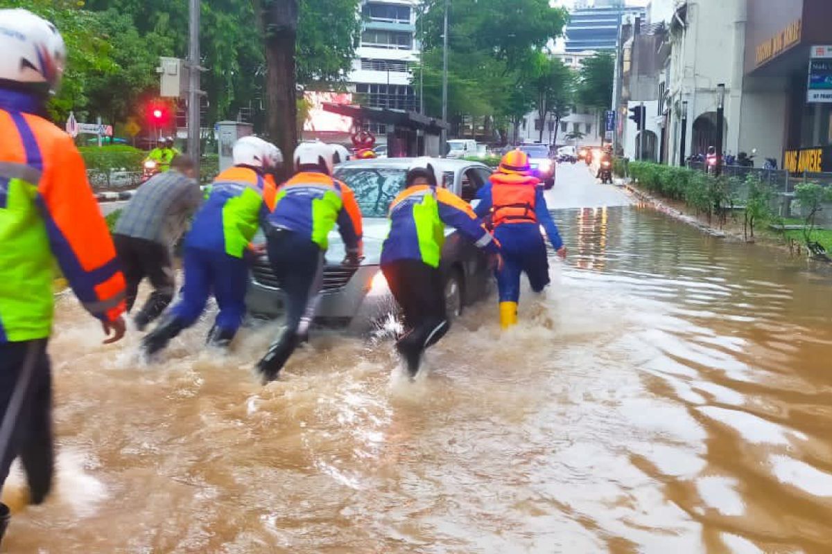 Kuala Lumpur dilanda banjir akibat hujan deras