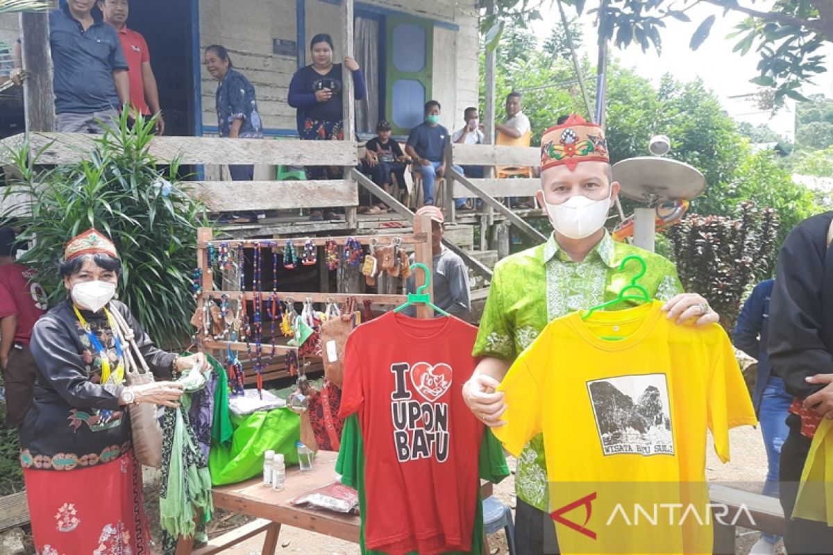 Bupati Gumas apresiasi sanggar seni hasilkan produk cendera mata