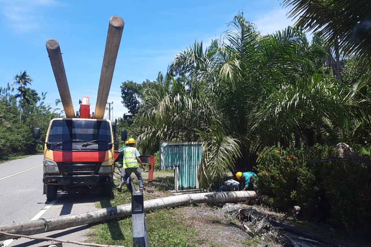 Avanza hantam tiang listrik, tujuh Kecamatan di Aceh Jaya alami pemadaman