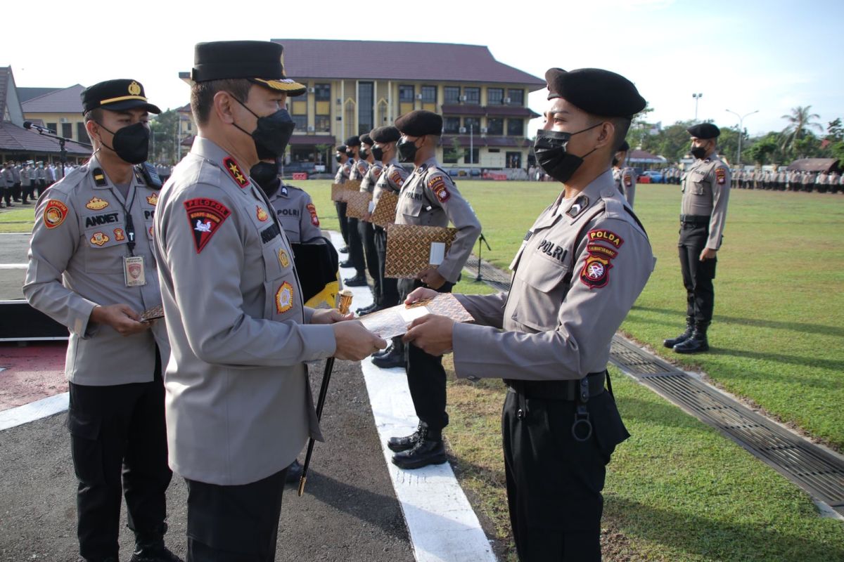 Kapolda Kalbar beri penghargaan 11 personelnya bantu percepatan vaksinasi