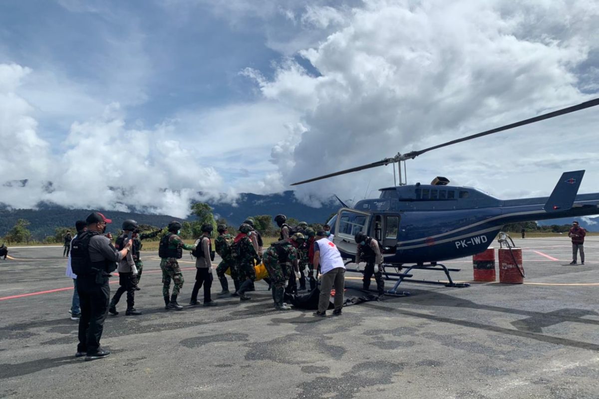 Tim Operasi  Damai Cartenz berhasil evakuasi delapan korban penembakan KKB