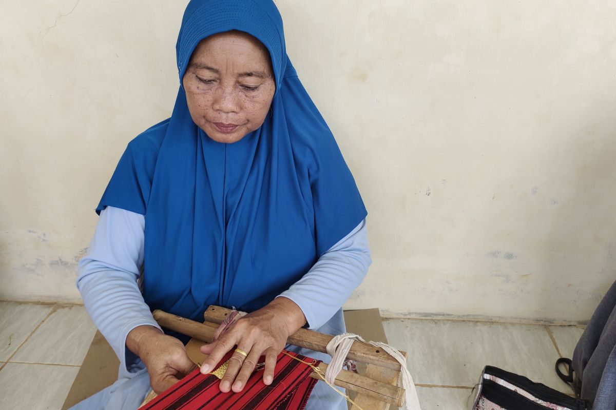 Perajin Tapis Lampung mengajak anak muda cinta produk lokal