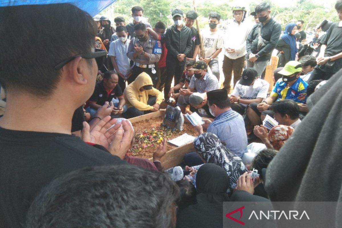 Pemakaman pebalap Kuntet dipadati keluarga-kerabat di TPU Punggolaka Kendari