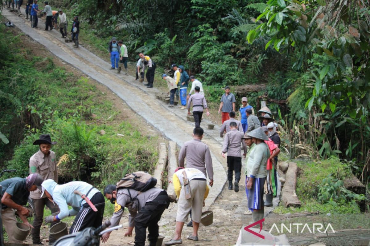 Warga Rejang Lebong swadaya bangun jalan wisata