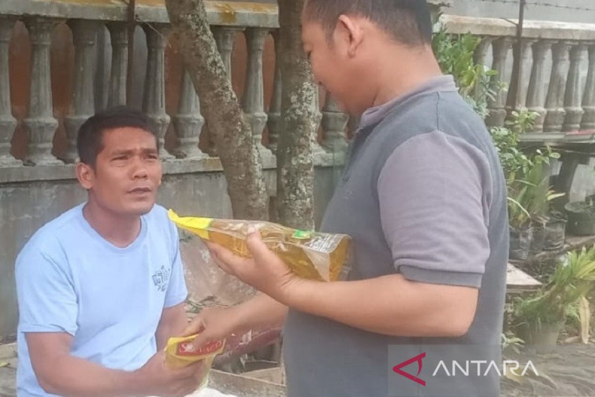 Sahuti keluhan masyarakat, legislator Aceh Tamiang bagi-bagi migor gratis