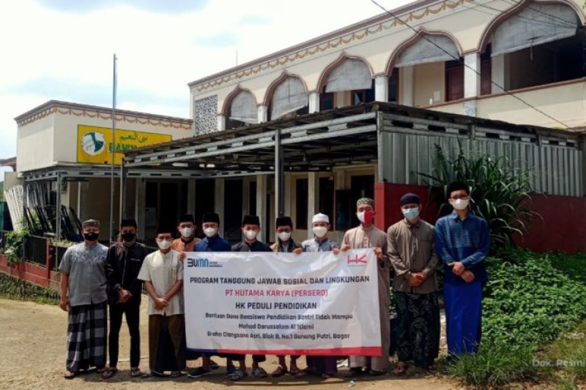 Hutama Karya salurkan beasiswa ke santri dan putra-putri prajurit TNI