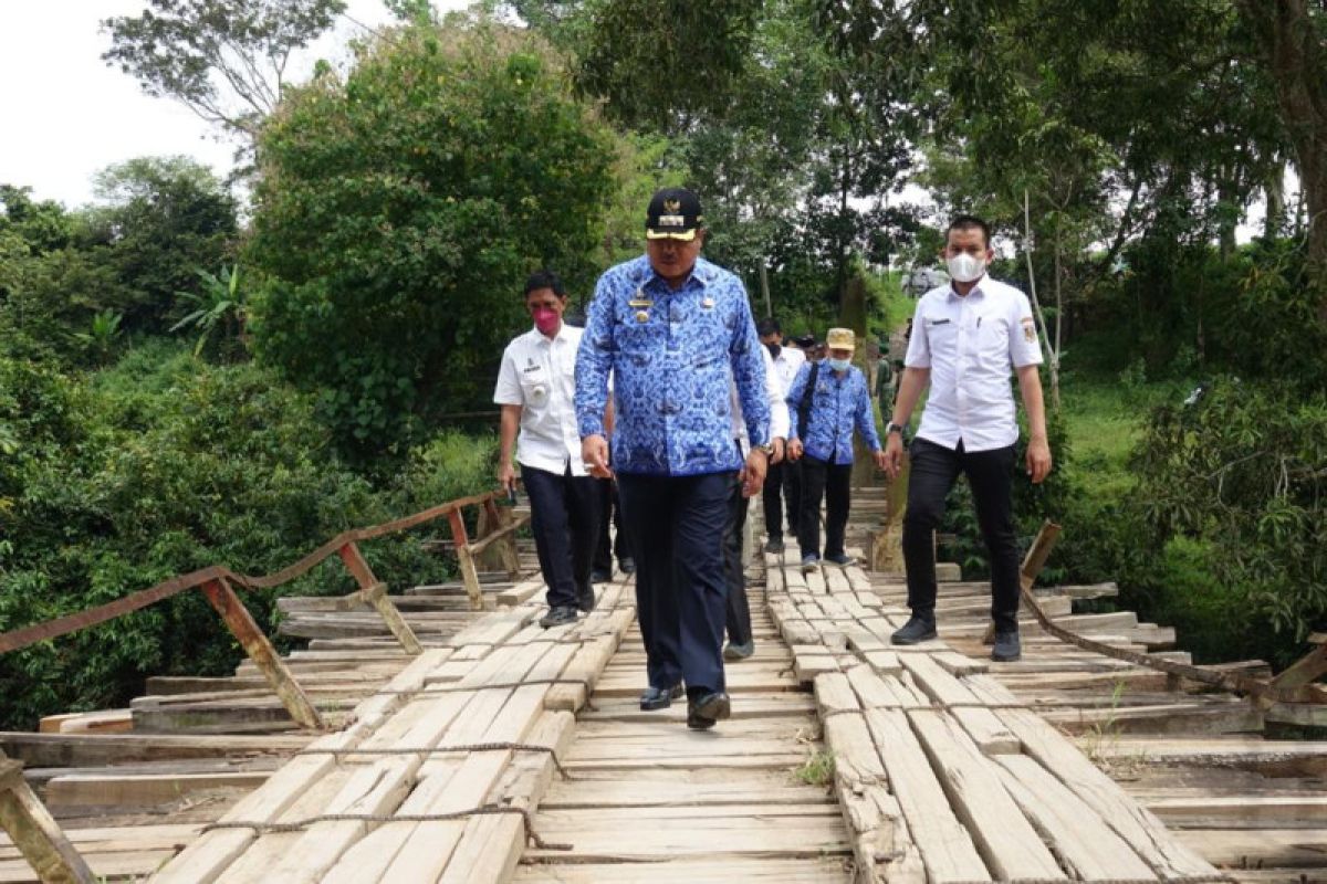 Bupati Lampung Tengah tinjau jembatan penghubung  Seputihagung-Way Pengubuan