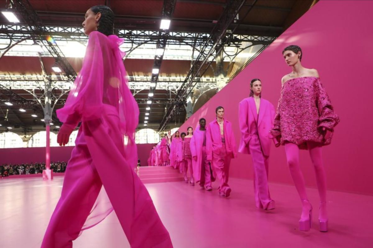 Valentino hadirkan koleksi busana serba pink di Paris Fashion Week