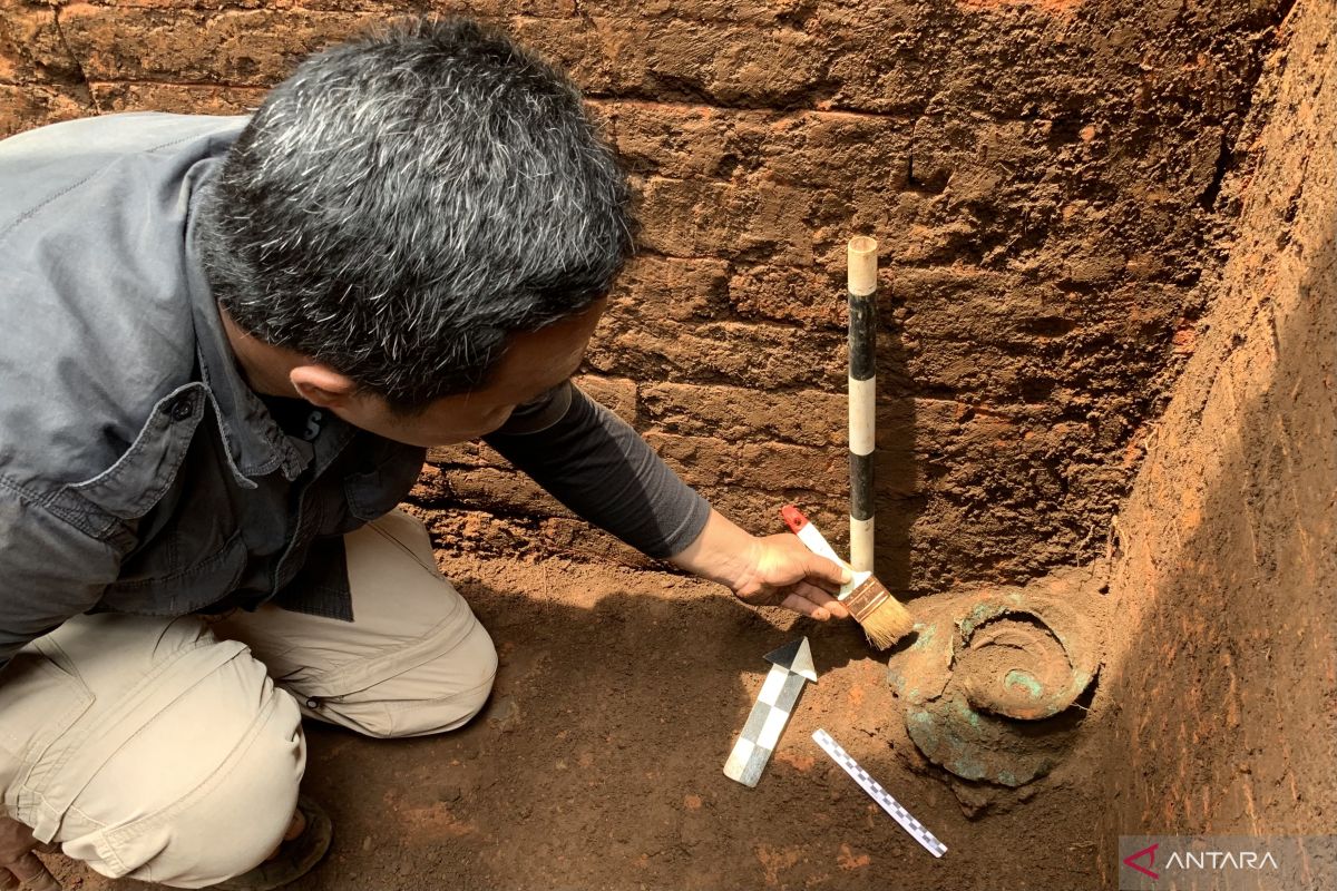 Sejumlah artefak ditemukan saat ekskavasi situs Srigading tahap tiga