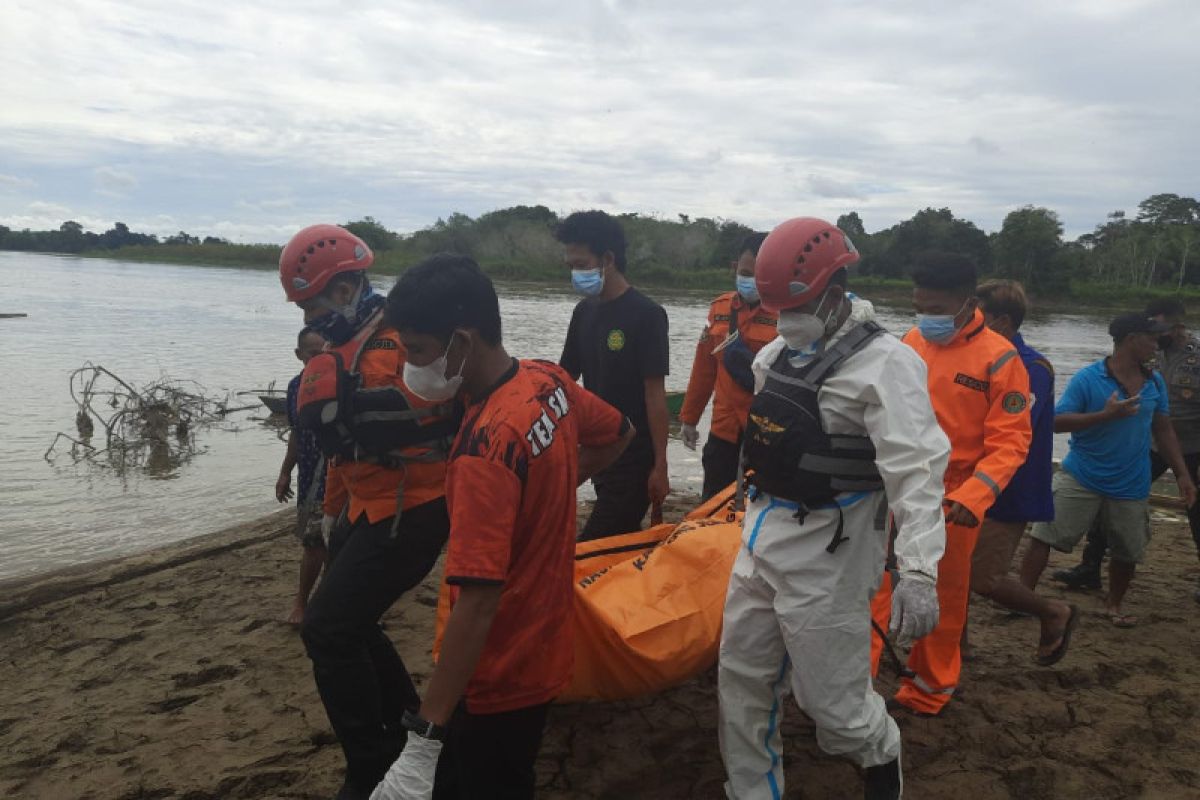 Nyantau warga Jaras Kapuas Hulu ditemukan mengapung di sungai Kapuas