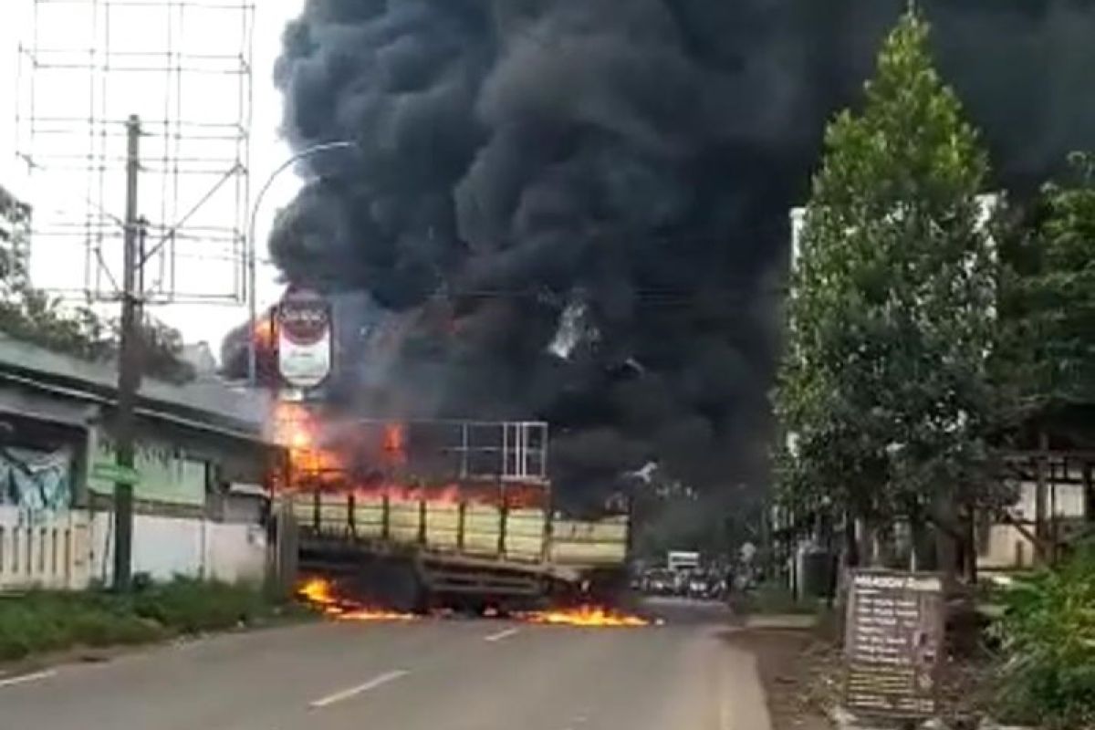 Sebuah truk terbakar di Serang diduga karena kontak dengan kabel listrik