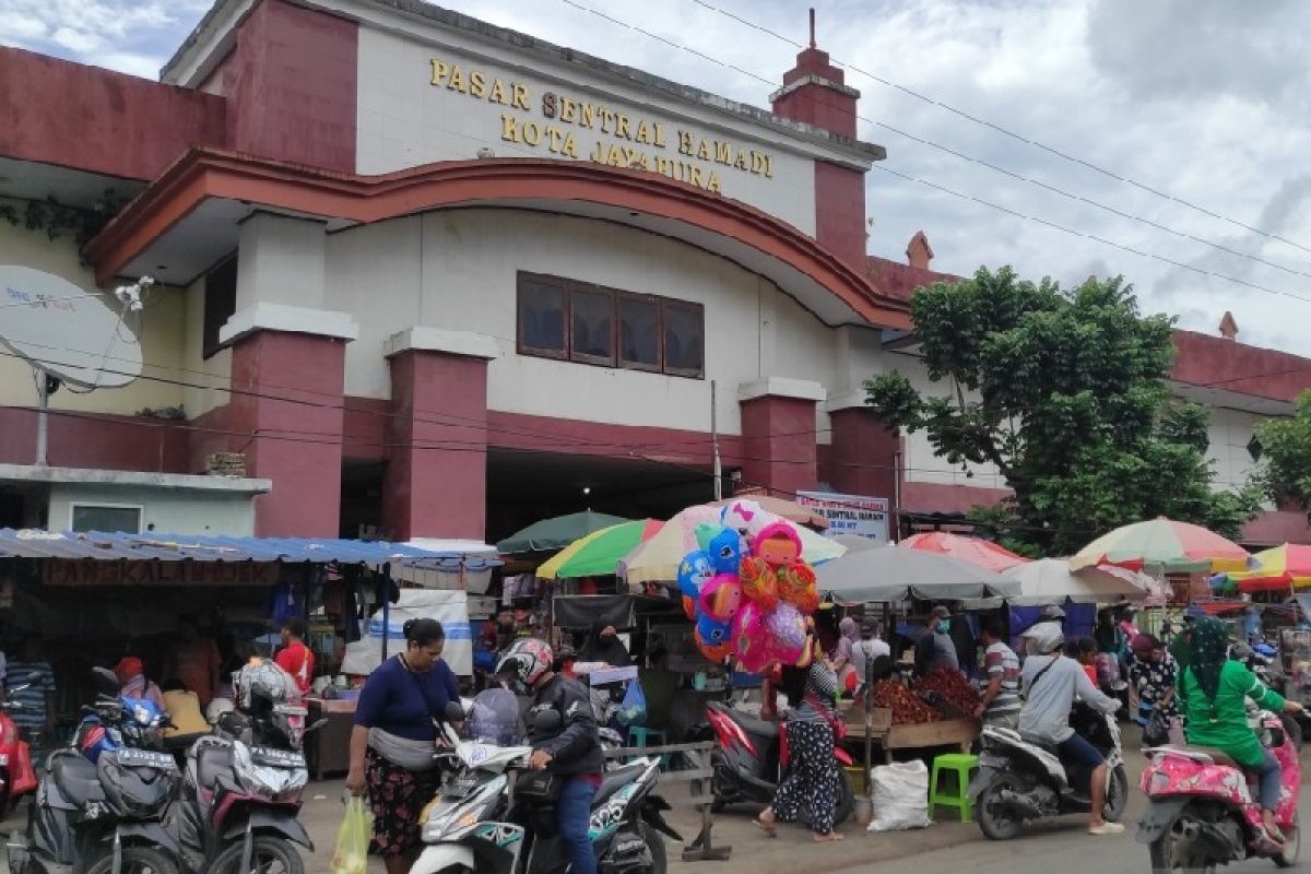 Aktivitas warga di Kota Jayapura berlangsung normal