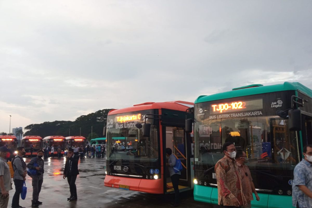 30 bus listrik  di Jakarta mulai melaju