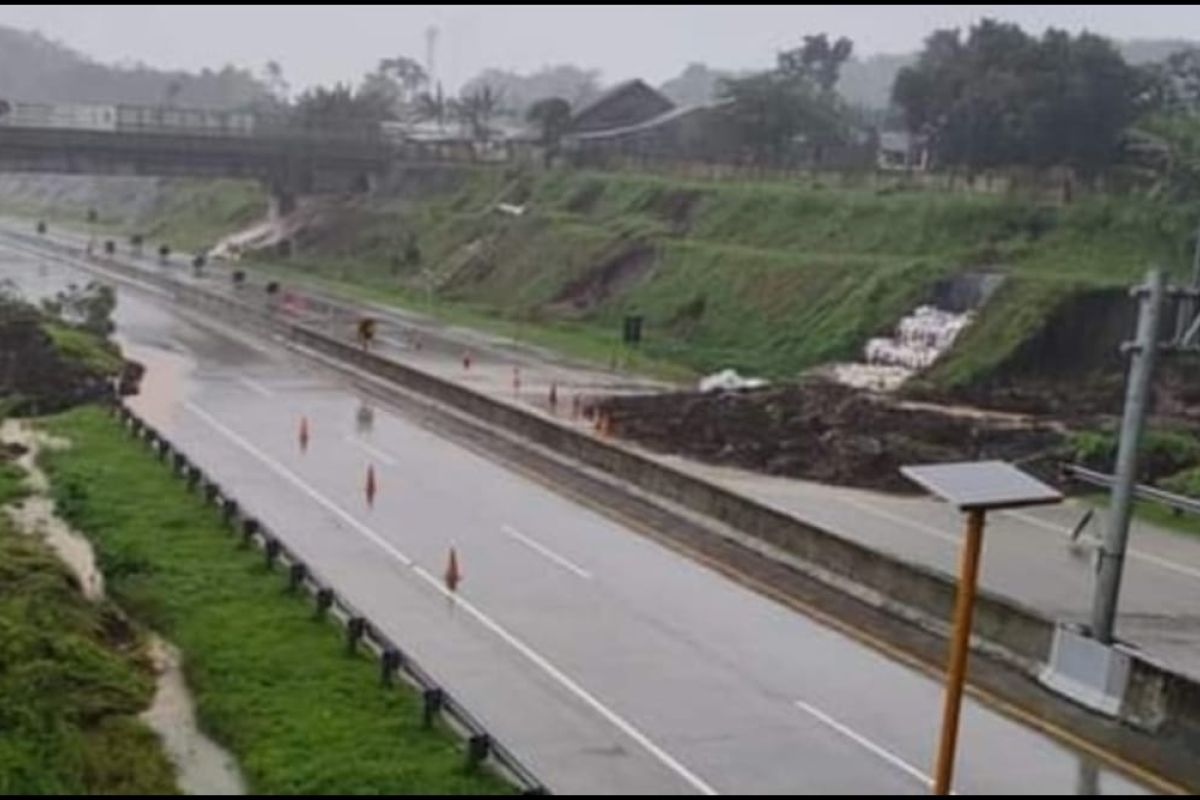 Hujan deras, tebing Tol Pandaan arah Malang longsor menutup jalan