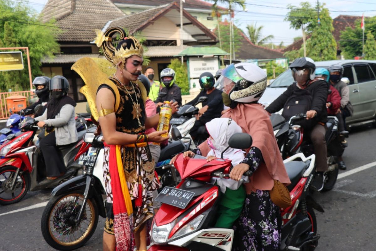 Polres Gunung Kidul membagikan minyak goreng dalam Operasi Keselamatan Progo