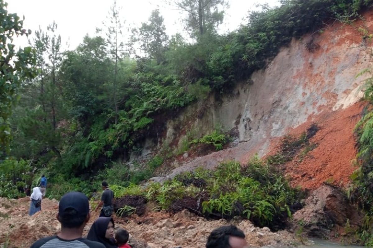 Akses Sipagimbar - Simangambat putus total akibat ruas jalan provinsi tertimbun longsor