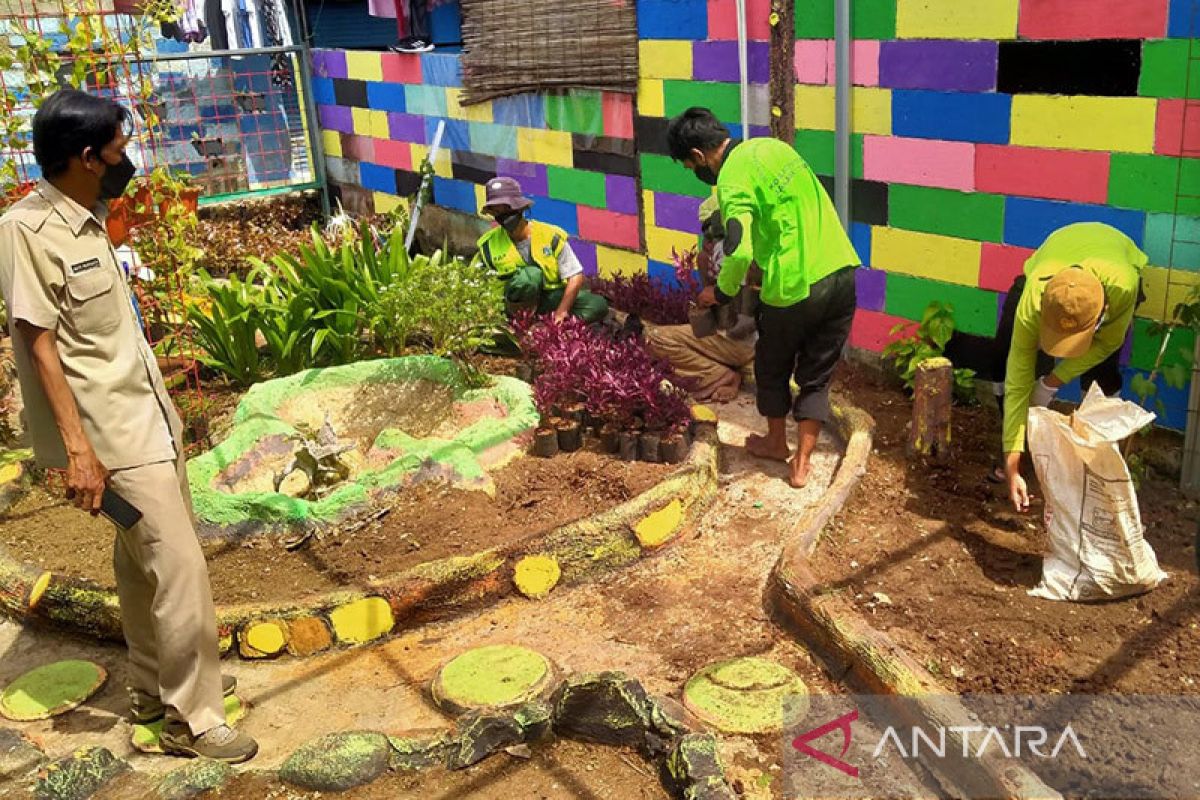 Sudin Pertamanan Jaktim bantu bibit di Taman PKK Cilangkap