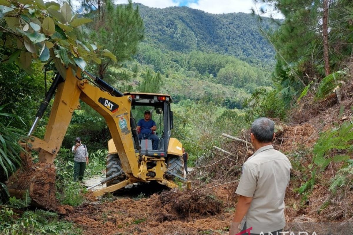 Material longsor yang menimbun badan jalan provinsi di Tapsel mulai dievakuasi