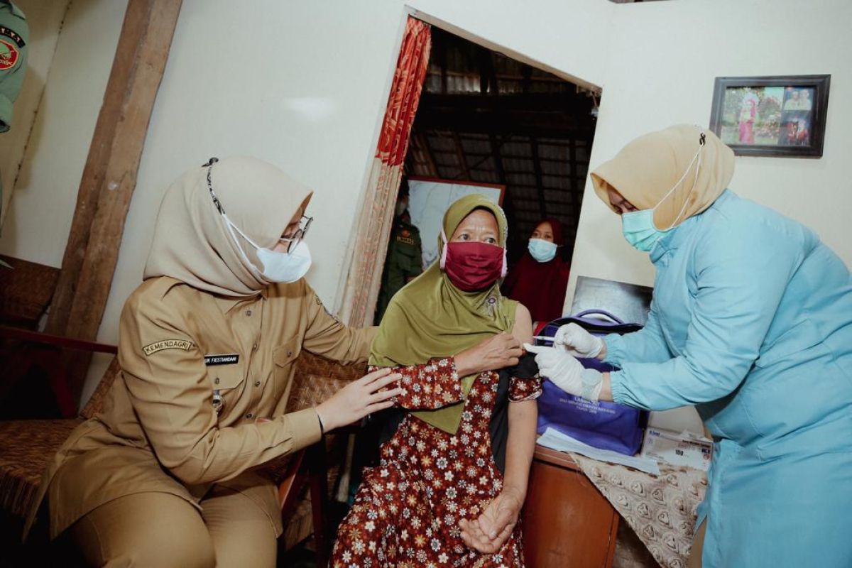 Pemkab Banyuwangi libatkan Linmas untuk percepatan vaksinasi lansia