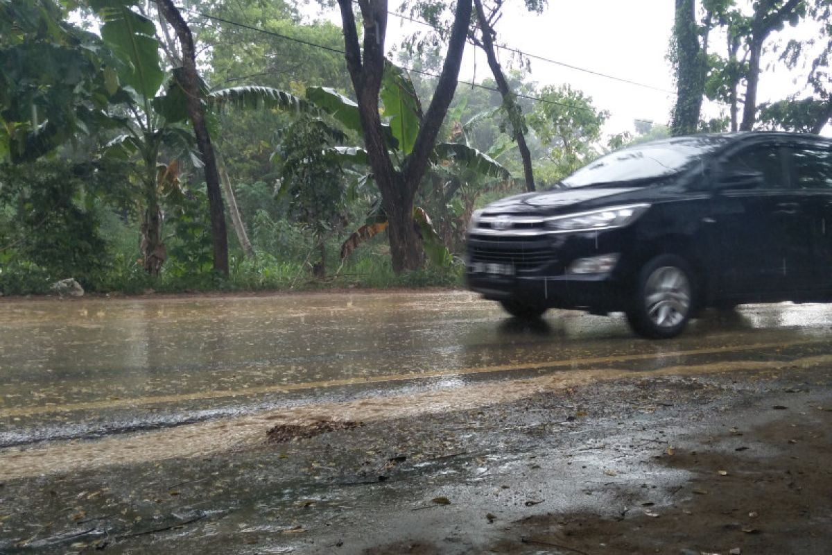 BMKG prakirakan wilayah NTB diguyur hujan sedang hingga lebat