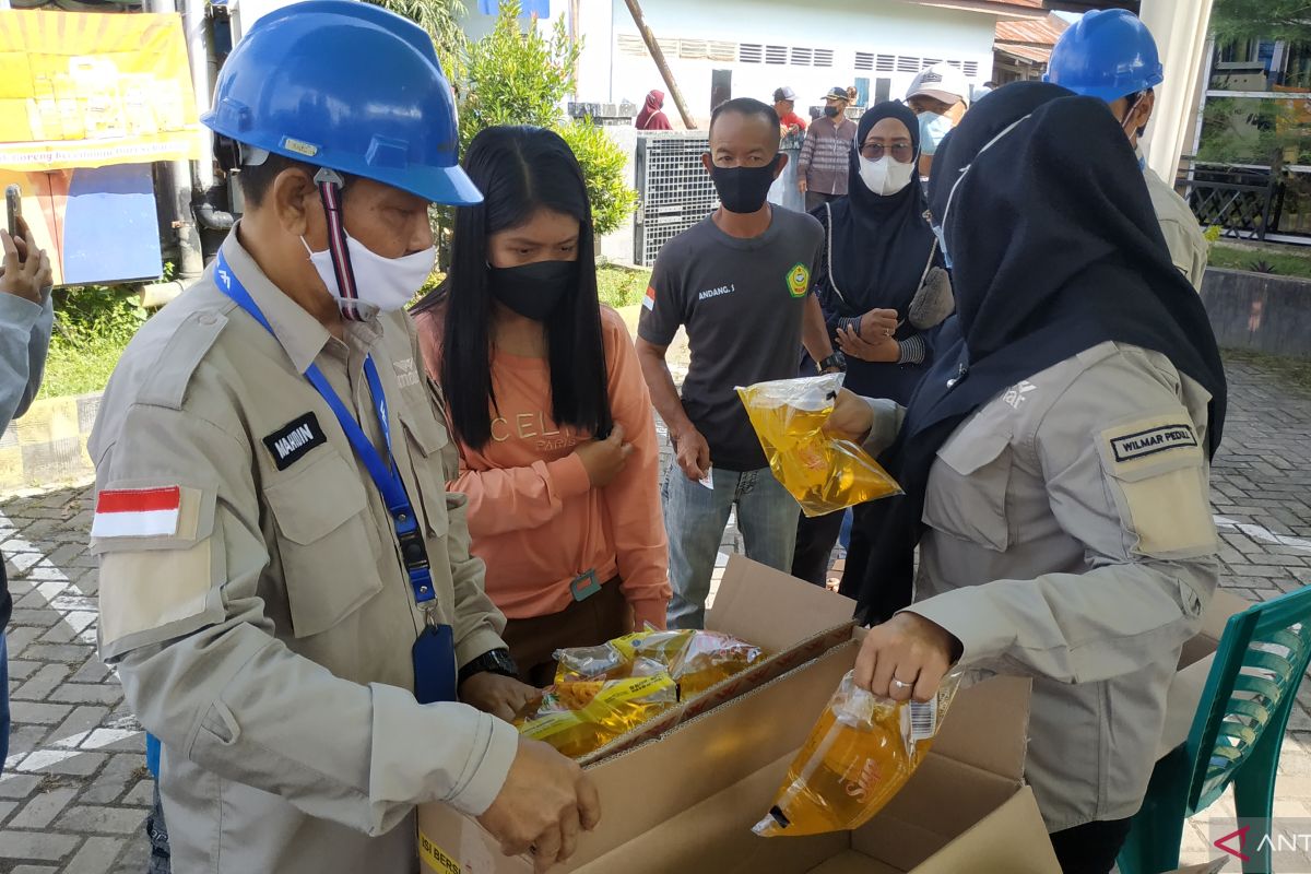 Pemkot Pontianak - PT Wilmar Cahaya Indonesia gelar pasar murah minyak goreng