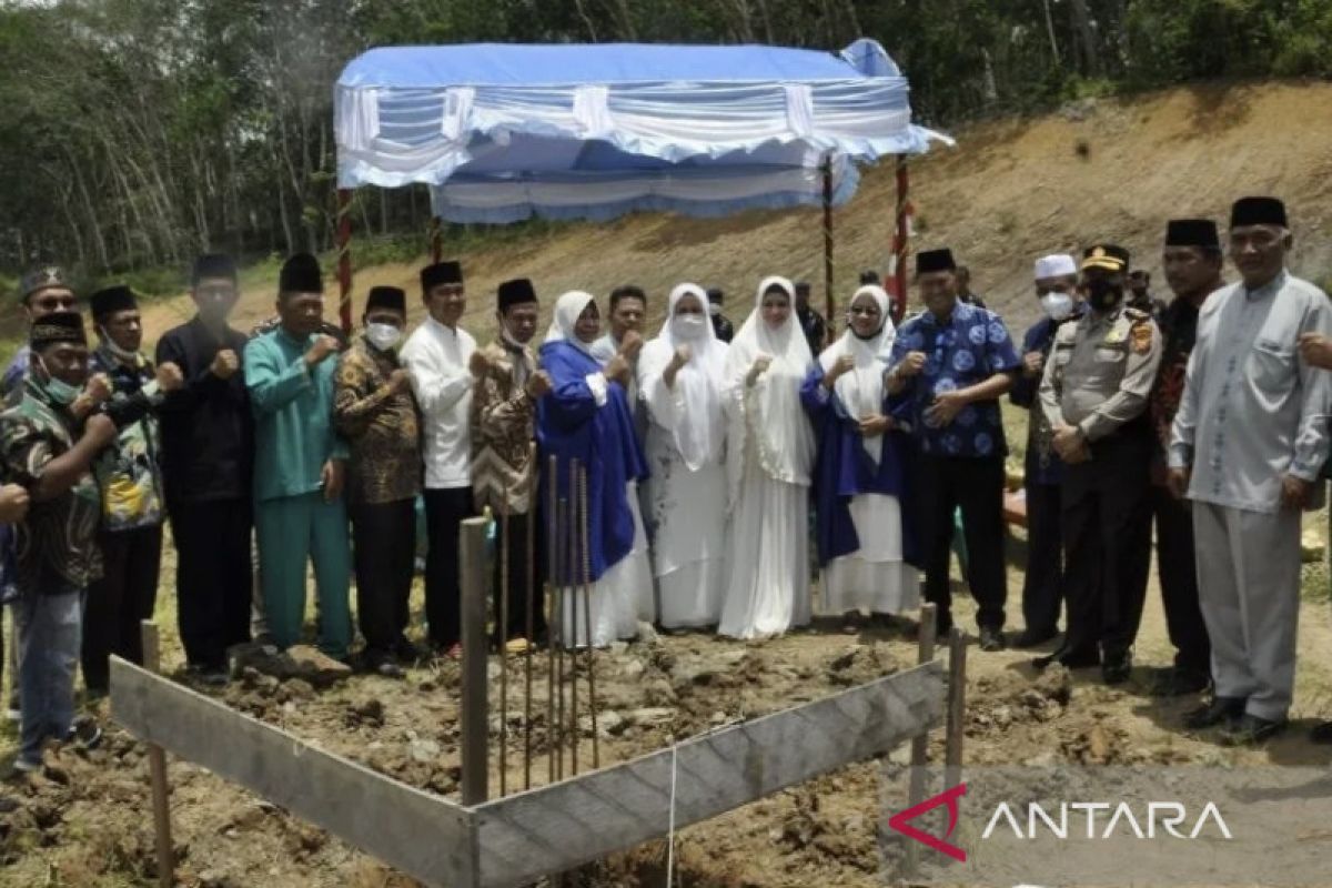 Yayasan H Soegianto bangun masjid dan ponpes di perbatasan Inhu - Inhil