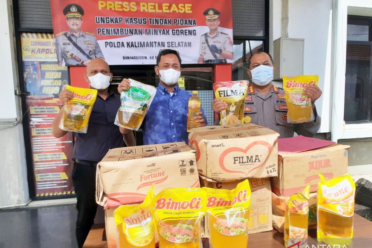 Polda Kalsel bongkar gudang penimbunan 31.320 liter minyak goreng