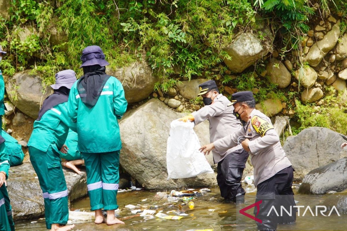 Kapolres Bogor  turun langsung bersihkan sampah Ciliwung peringati HPSN 2022
