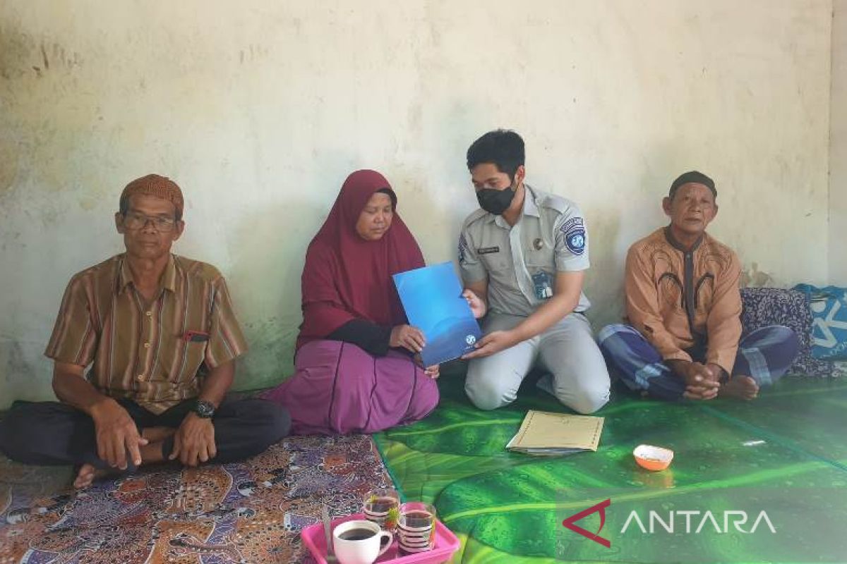 Jasa Raharja Babel serahkan santunan korban kecelakaan di Desa Terentang