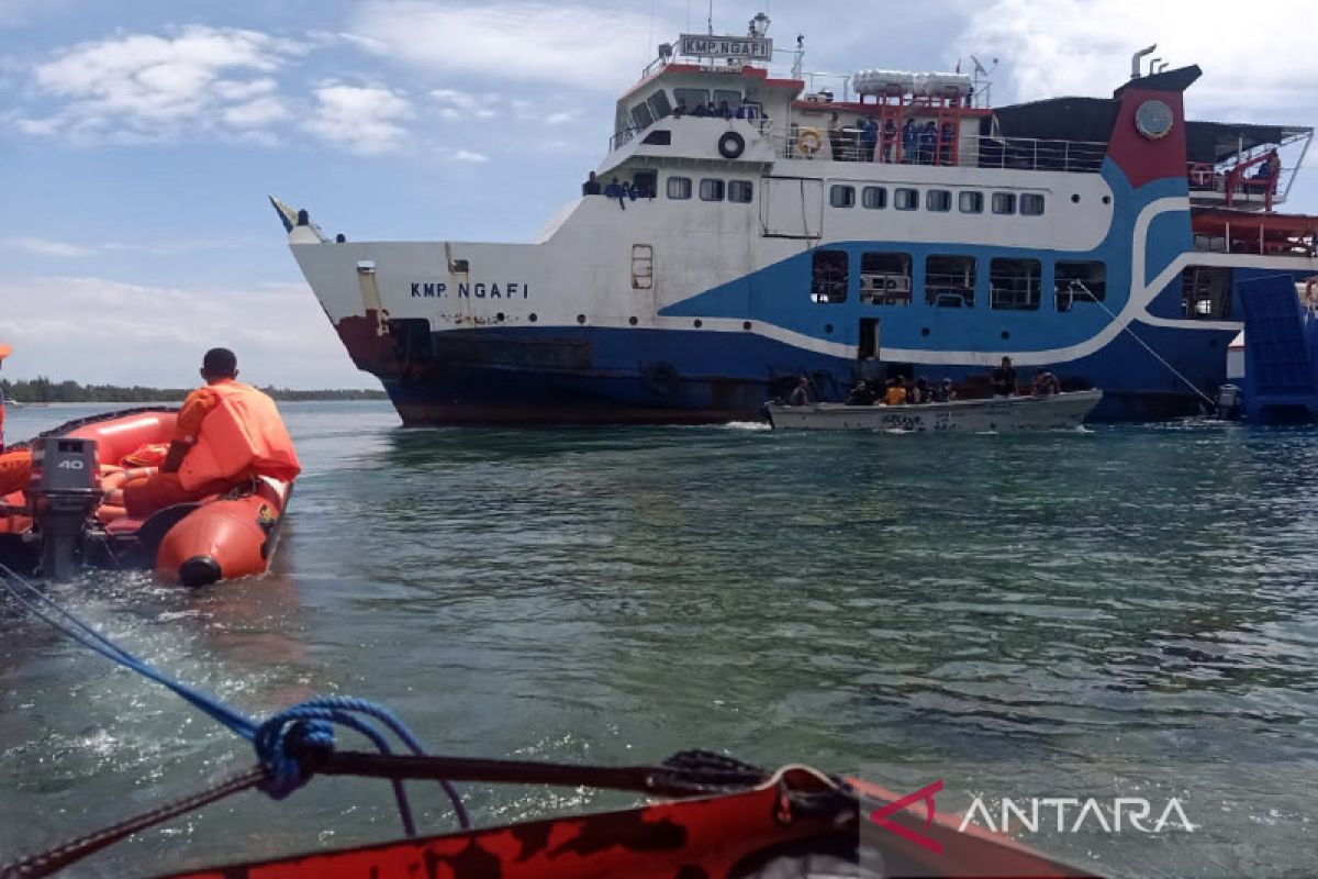 Tim SAR evakuasi 253 penumpang feri di perairan Morotai