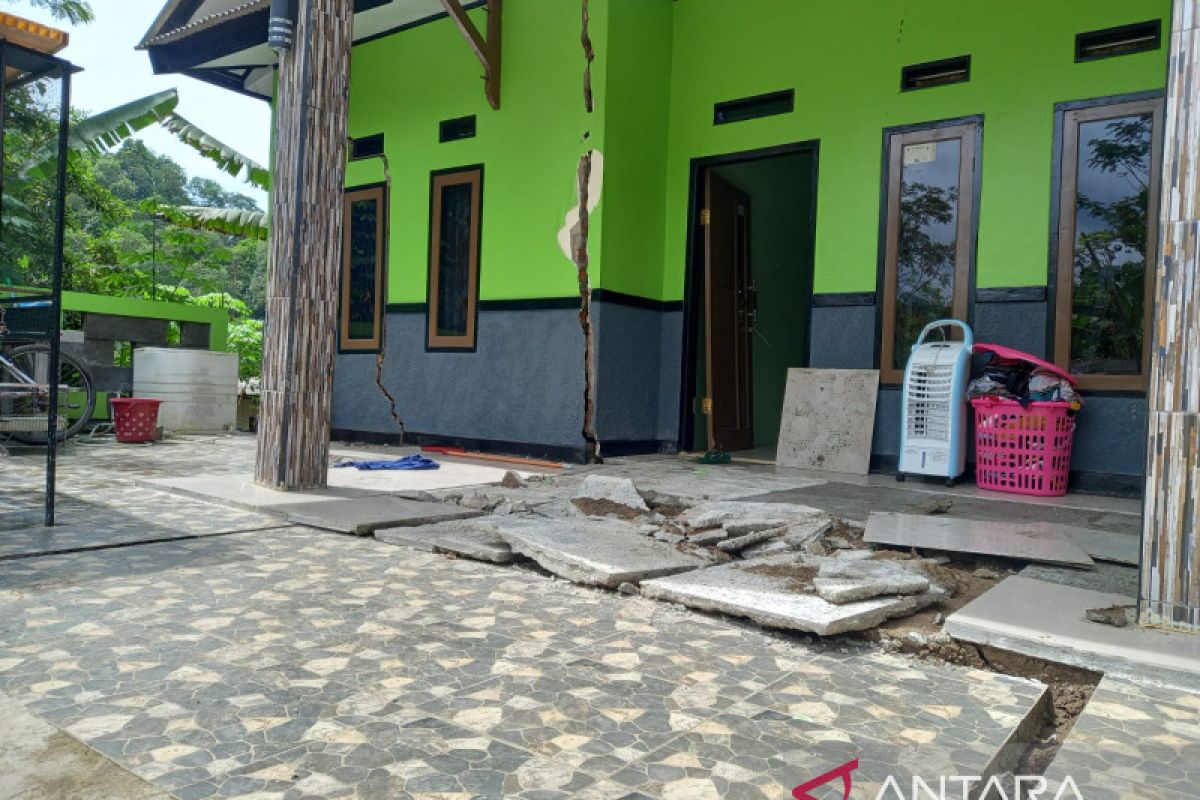 Seluruh kecamatan di Kabupaten Sukabumi berstatus zona merah bencana