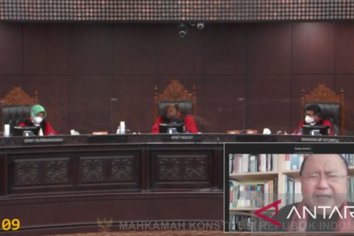 Hakim MK ingatkan Jaya Suprana berdiri saat hakim memasuki ruang sidang