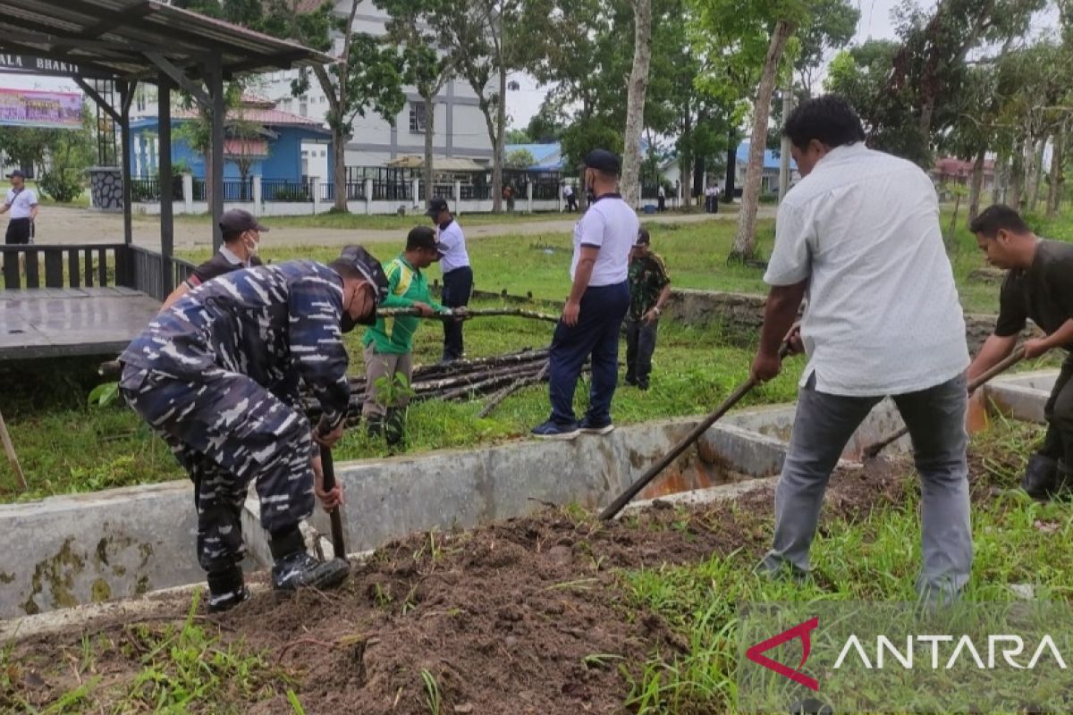 Sambut HUT ke 17, Prajurit Lanal TBA bersama warga kerja bakti