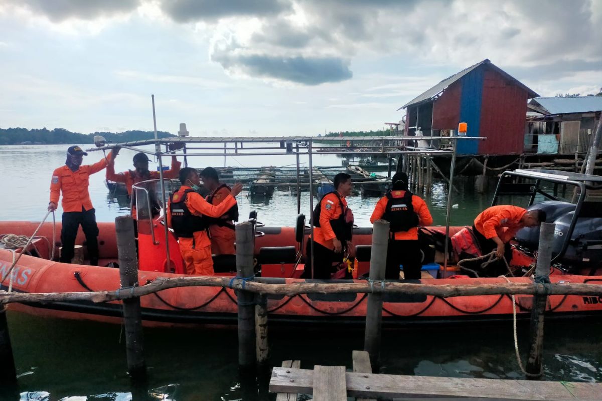 Pemancing jatuh dari perahu