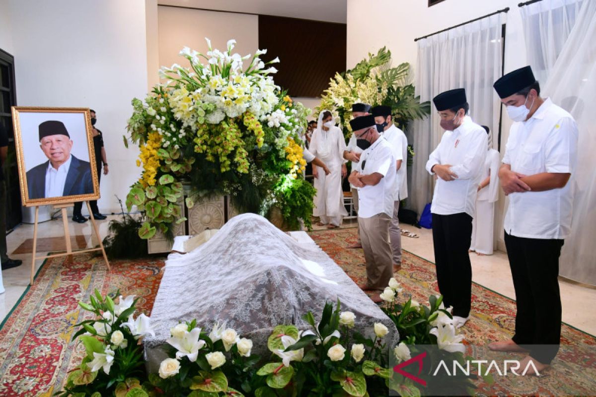 Presiden Joko Widodo takziah ke rumah duka almarhum Arifin Panigoro