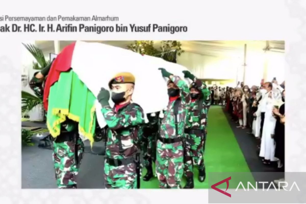 Jenazah Arifin Panigoro dimakamkan dengan upacara militer