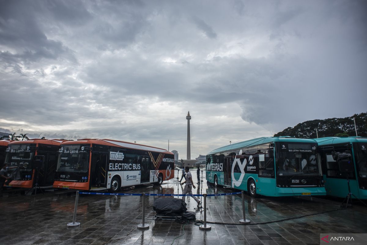 Sebanyak 30 bus listrik mulai melaju di Jakarta